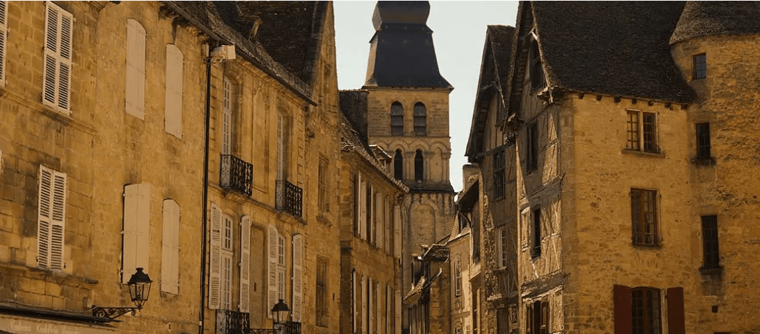 © Thomas321 / Istockphoto  —  Vieilles pierres et voyage dans le temps à Sarlat-la-Canéda